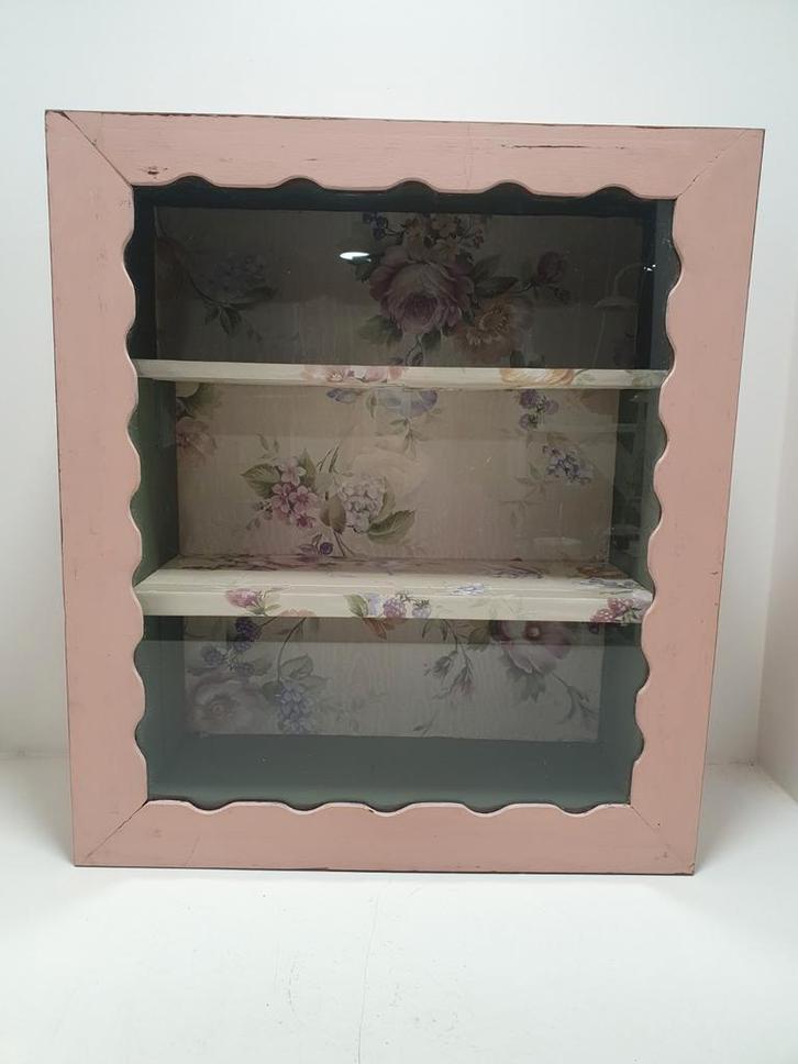 Brocante Vitrinekastje Roze met Bloemen, Huis en Inrichting, Kasten | Overige, Gebruikt, Ophalen