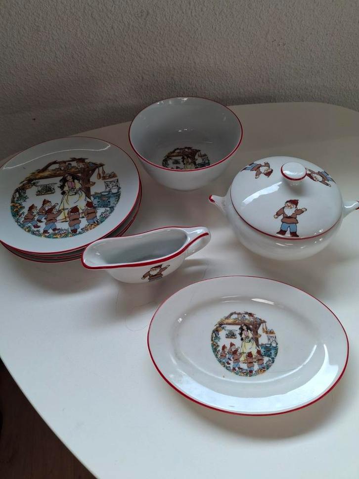 Servies met Sneeuwwitje en de Zeven Dwergen, Huis en Inrichting, Keuken | Servies, Gebruikt, Bord(en), Overige stijlen, Aardewerk
