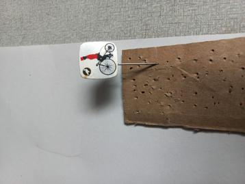 Speltje met een oude fiets  beschikbaar voor biedingen