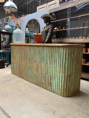 Vintage toonbank van grenen latjes met groene patina beschikbaar voor biedingen