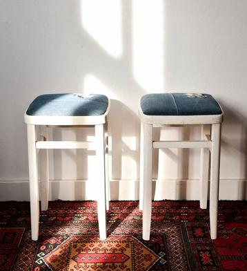 Vintage brocante witte houten krukken met nieuwe stoffering  beschikbaar voor biedingen