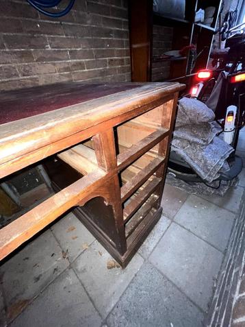 Antiek Engels bureau uit 1850 beschikbaar voor biedingen