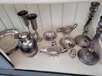 Servies, borden, kandelaar , thermoskan, botervloot beschikbaar voor biedingen