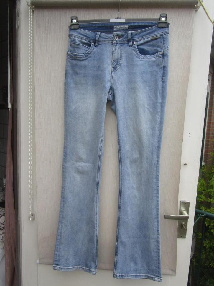 Spijkerbroek RED BUTTON mt 38/40  uitlopende pijpen, Kleding | Dames, Spijkerbroeken en Jeans, Zo goed als nieuw, W30 - W32 (confectie 38/40)