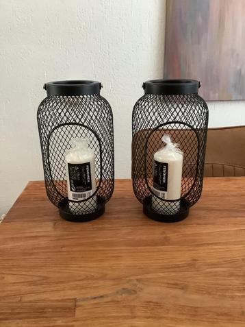 2 metalen kandelaars, incl. 2 kaarsen beschikbaar voor biedingen
