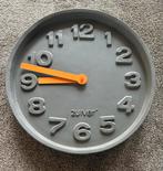Betonnen wandklok Zuiver, Huis en Inrichting, Woonaccessoires | Klokken, Ophalen of Verzenden, Zo goed als nieuw