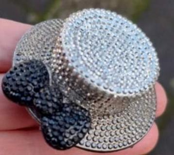 Oude chique Broche.

 beschikbaar voor biedingen