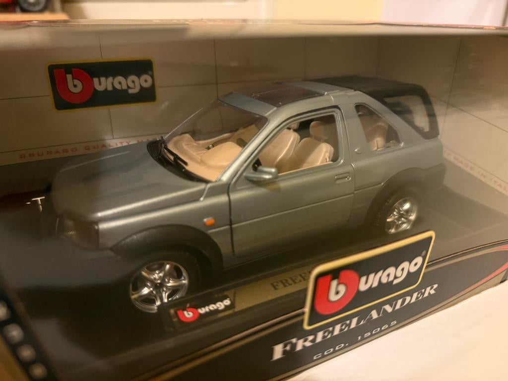 Landrover Freelander nieuw in doos merk Bburago schaal 1:24, Hobby en Vrije tijd, Modelauto's | 1:18, Ophalen of Verzenden, Zo goed als nieuw