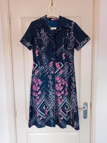 Prachtige retro jurk met lentebloemen beschikbaar voor biedingen