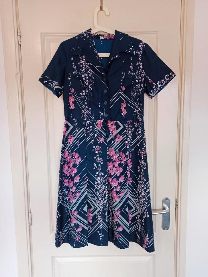 Prachtige retro jurk met lentebloemen, Kleding | Dames, Jurken, Zo goed als nieuw, Maat 38/40 (M), Roze, Onder de knie, Ophalen of Verzenden