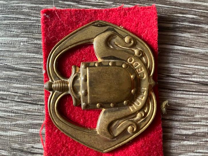 Militair Insigne - Cedo Nulli, Verzamelen, Speldjes, Pins en Buttons, Gebruikt, Speldje of Pin, Overige onderwerpen, Ophalen of Verzenden
