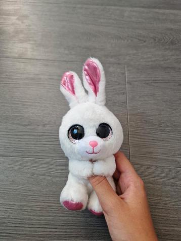 Knuffel konijn beschikbaar voor biedingen