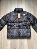 The North Face x KAWS jas – Limited Edition - maat L, Kleding | Heren, Jassen | Winter, Maat 52/54 (L), Zwart, Ophalen of Verzenden