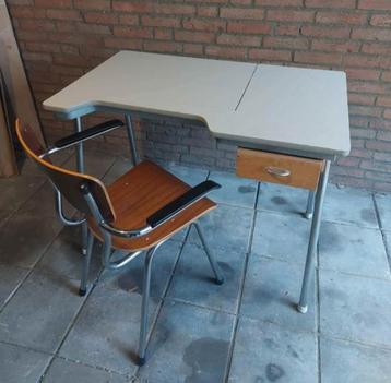 Retro Bureau met Stoel beschikbaar voor biedingen