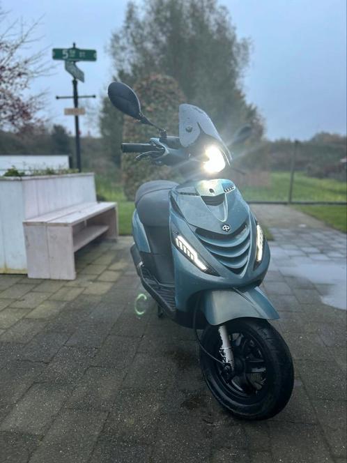 Piaggio zip e5 80cc 2022, Fietsen en Brommers, Scooters | Piaggio, Zo goed als nieuw, Zip, Ophalen