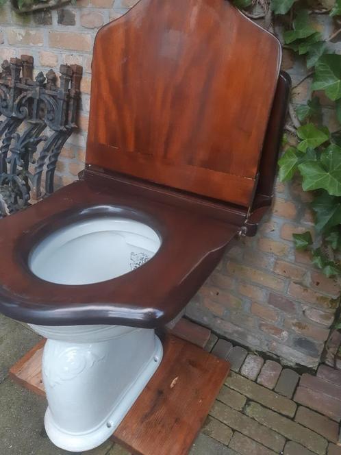 Antieke toilet met troonzitting en stortbak / waterreservoir, Doe-het-zelf en Verbouw, Sanitair, Gebruikt, Toilet, Glas, Koper