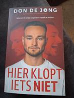 Don de Jong - Hier klopt iets niet (gesigneerd), Boeken, Biografieën, Ophalen of Verzenden, Zo goed als nieuw, Don de Jong, Overige