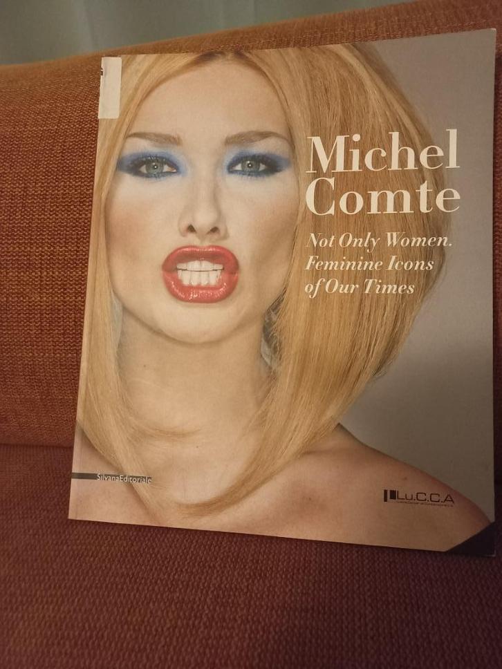 Fotoboek Michel Comte - Not Only Women (beschadiging), Boeken, Kunst en Cultuur | Fotografie en Design, Gelezen, Fotografen, Ophalen of Verzenden