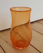 Antiek oranje glazen vaasje - gesigneerd, Antiek en Kunst, Antiek | Glas en Kristal, Ophalen of Verzenden