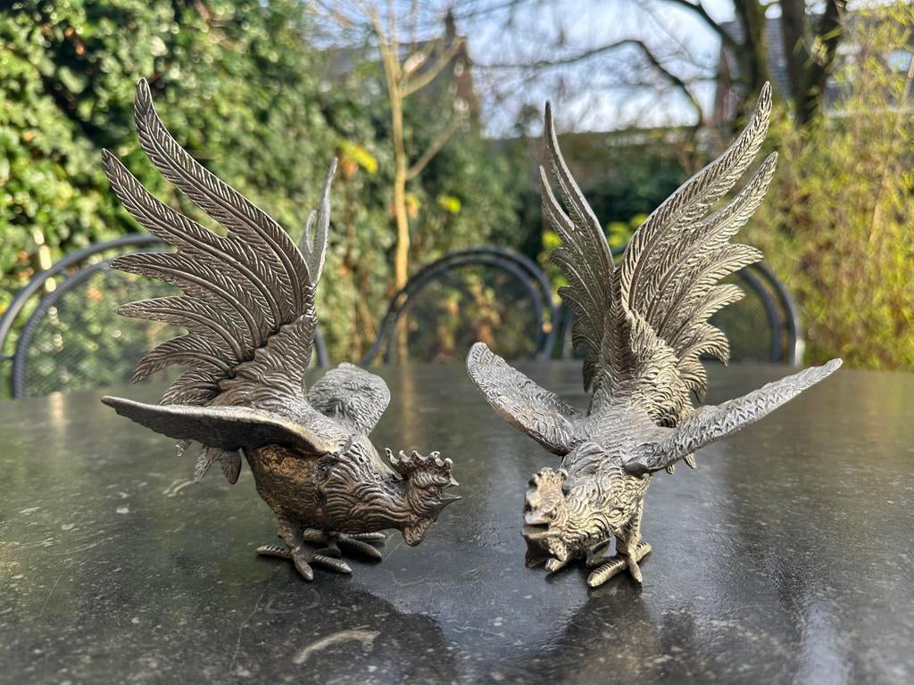 Twee sierlijke metalen vecht hanen kemphanen, Ophalen of Verzenden