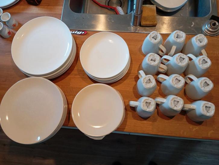 Borden en Mokken Set - Ikea, AH, Xenos, Huis en Inrichting, Keuken | Servies, Gebruikt, Bord(en), Effen, Keramiek, Ophalen