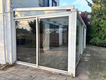 Aluminium serre / aanbouw met schuifpuien en glaswanden beschikbaar voor biedingen