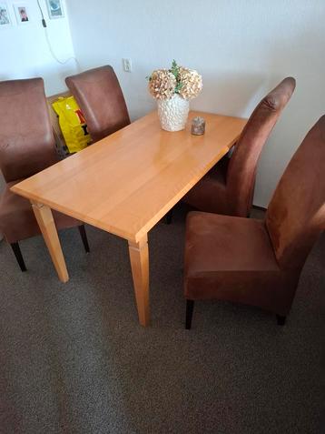 Eettafel met 4 stoelen - Gebruikt beschikbaar voor biedingen