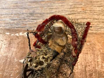 UNIEK ANTIEK SEBNITZ ORNAMENT KARRETJE MET WASSEN POPPETJE beschikbaar voor biedingen