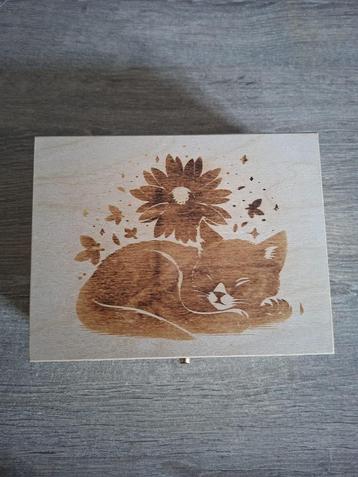 Houten theedoos met kat en 6 vakken beschikbaar voor biedingen