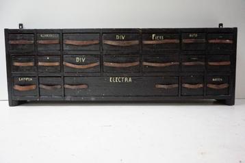 Oud industriële vintage werkplaats Hangkastje Ladekastje beschikbaar voor biedingen