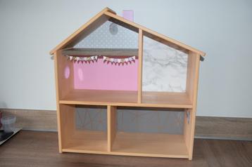 Houten poppenhuis beschikbaar voor biedingen