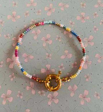 Zelfgemaakt armbandje beschikbaar voor biedingen