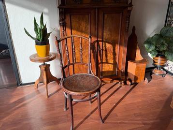 Antieke houten stoel met decoratie beschikbaar voor biedingen
