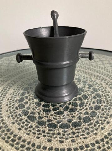 Antieke tinnen vijzel met stamper beschikbaar voor biedingen