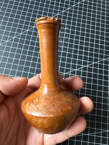 Vintage Houten Vaasje beschikbaar voor biedingen