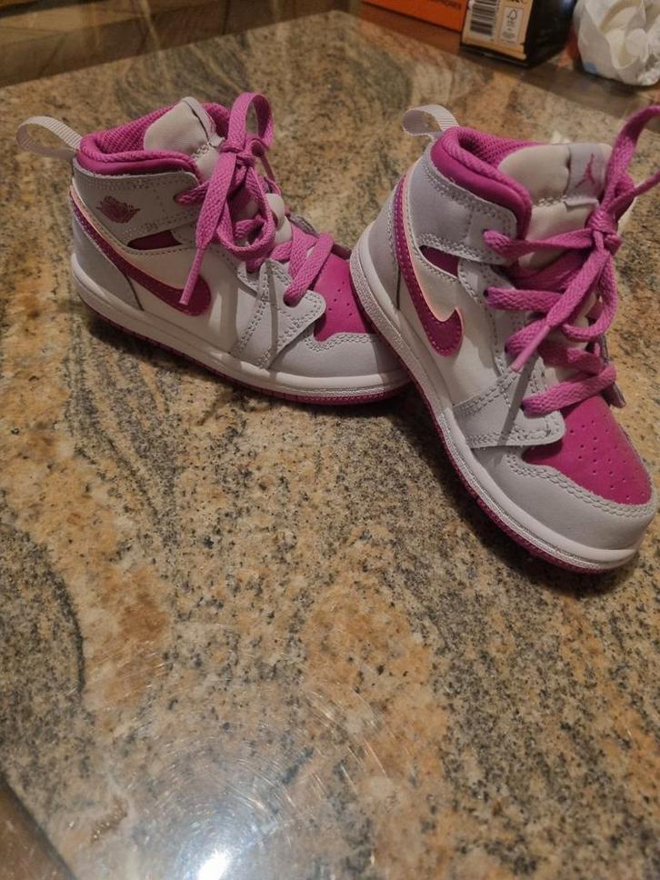 Nike Air Jordan 1 Mid TD Fire Pink - Maat 25, Kinderen en Baby's, Babykleding | Schoentjes en Sokjes, Zo goed als nieuw, Meisje