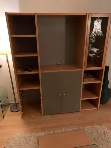 Wandkast/schappenkast, degelijke kwaliteit beschikbaar voor biedingen