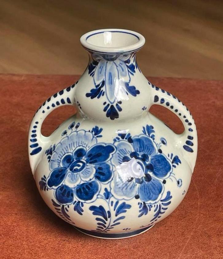 Klein handgemaakt Delfts Blauw vaasje, Regina, Antiek en Kunst, Antiek | Vazen, Ophalen of Verzenden
