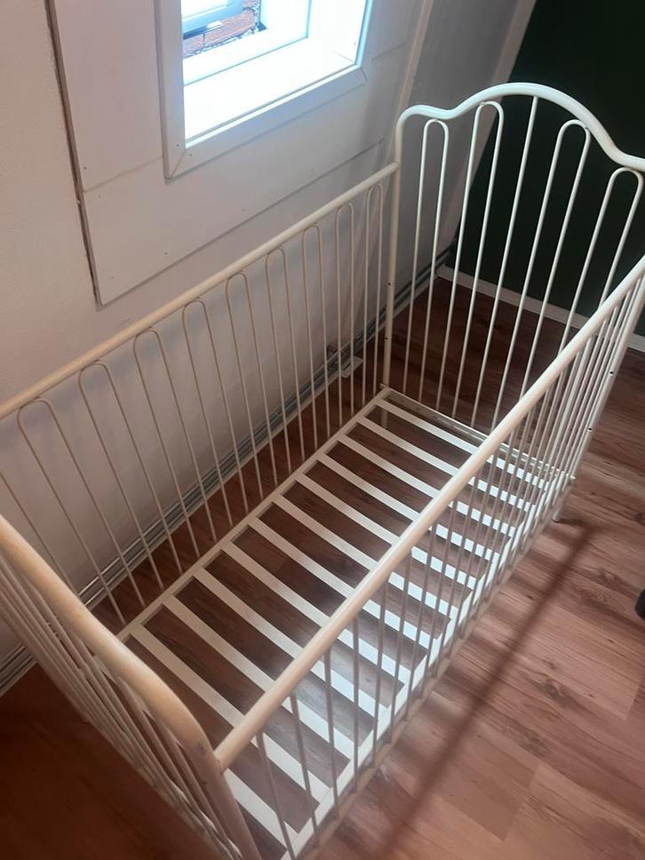 Gietijzeren ledikant baby, Kinderen en Baby's, Kinderkamer | Bedden, Zo goed als nieuw, Minder dan 140 cm, Minder dan 70 cm, Ophalen of Verzenden