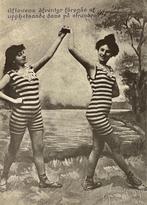 badmode 1900  2 dames lang haar  in gestreekte badpakken, Ophalen of Verzenden, 1940 tot 1960, Ongelopen, Overige thema's