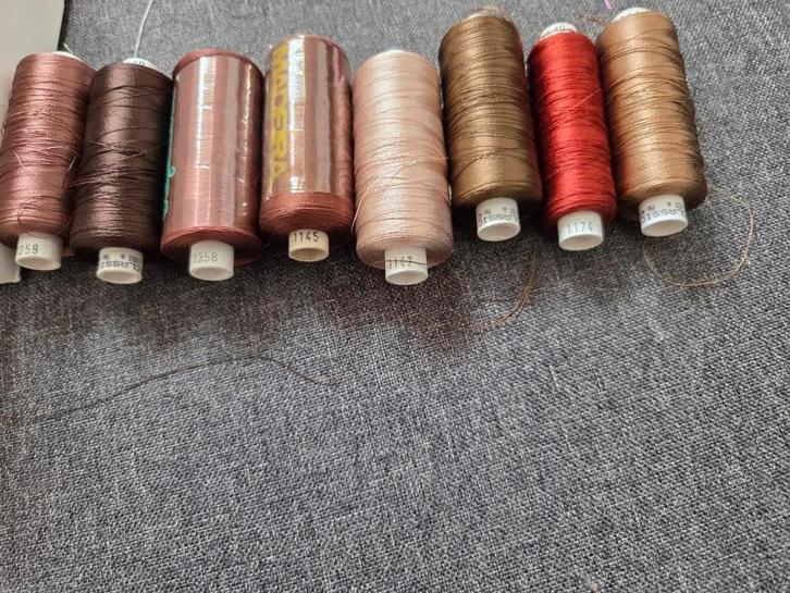 Zolderopruiming 8 klos madeira 40 classic-beige/bruin tinten, Hobby en Vrije tijd, Borduren en Borduurmachines, Nieuw, Borduurgaren of Zijde