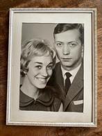 Oud fotolijstje (997) met mooi bewerkte rand en bol glas, Antiek en Kunst, Ophalen of Verzenden