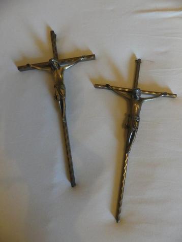 2 x Jezus aan Kruis  beschikbaar voor biedingen