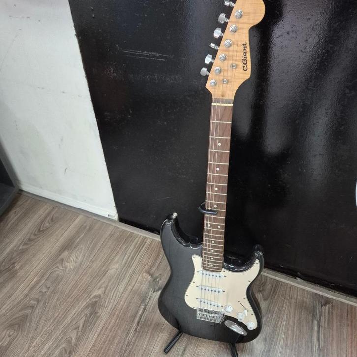 Elektrische gitaar C.Giant | Met garantie | Incl tremolo, Muziek en Instrumenten, Snaarinstrumenten | Overige, Zo goed als nieuw