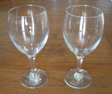 Set van 2 wijnglazen. Afmeting wijnglas Ø 8,6x18 cm. beschikbaar voor biedingen