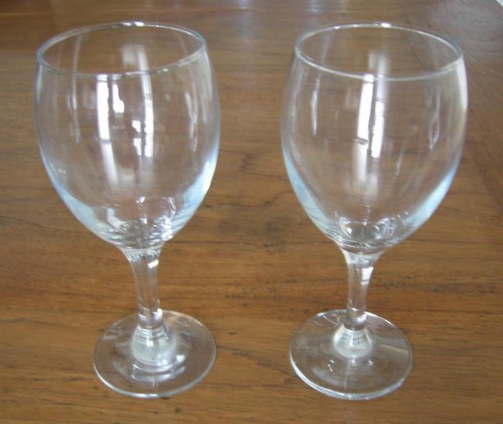 Set van 2 wijnglazen. Afmeting wijnglas Ø 8,6x18 cm., Huis en Inrichting, Keuken | Servies, Zo goed als nieuw, Glas of Glazen