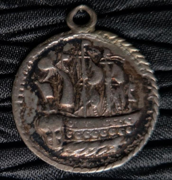 Antieke zilveren knoop met ZEILSCHIP vermaakt naar hanger, Antiek en Kunst, Antiek | Kleding en Accessoires, Ophalen of Verzenden