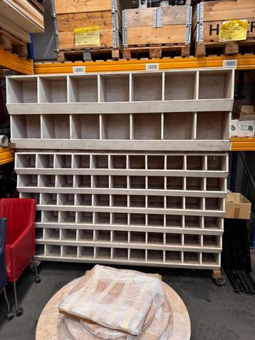 Verrijdbare houten vakkenkast voor onderdelen en gereedschap beschikbaar voor biedingen