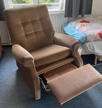 Stoel met voetenbankje beschikbaar voor biedingen