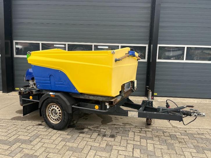 Nido Syntos aanhangwagen zoutstrooier, Zakelijke goederen, Machines en Bouw | Transport, Ophalen